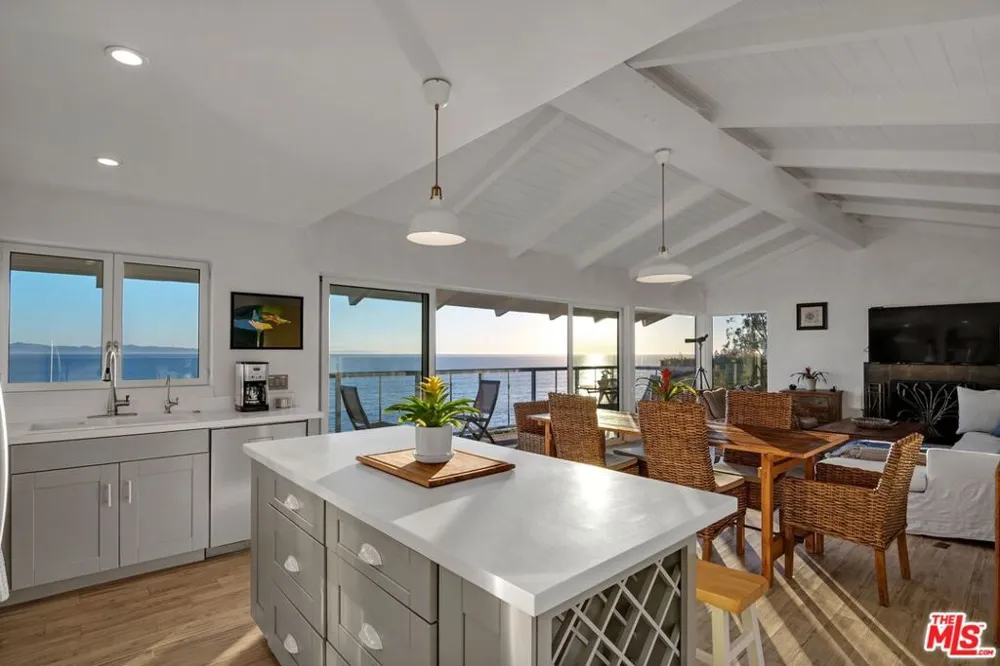 2011 Edgewater Way Santa Barbara, CA 93109