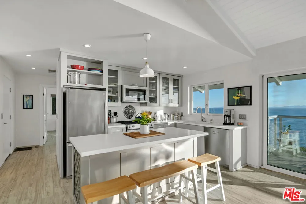 2011 Edgewater Way Santa Barbara, CA 93109