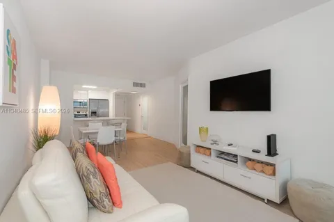 2301 Collins Ave #927