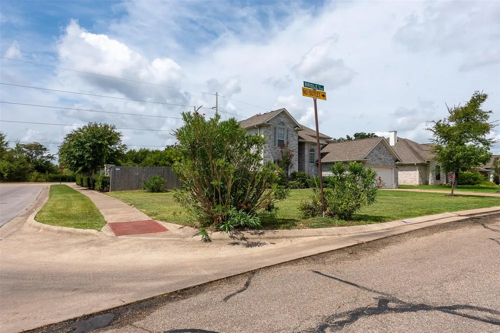 3718 Bridle Court College Station, TX 77845