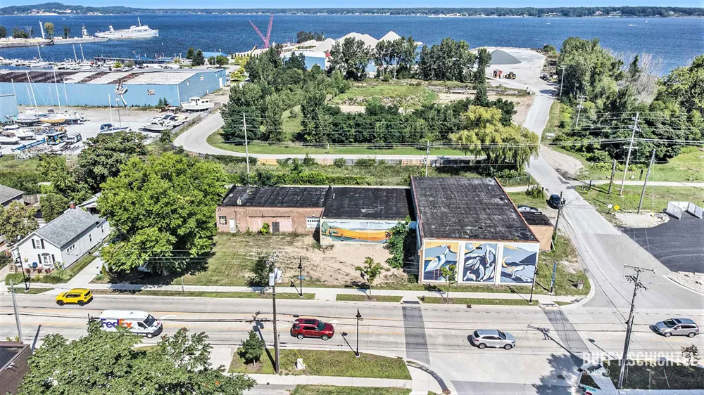 1812 Lakeshore Drive Muskegon, MI 49441