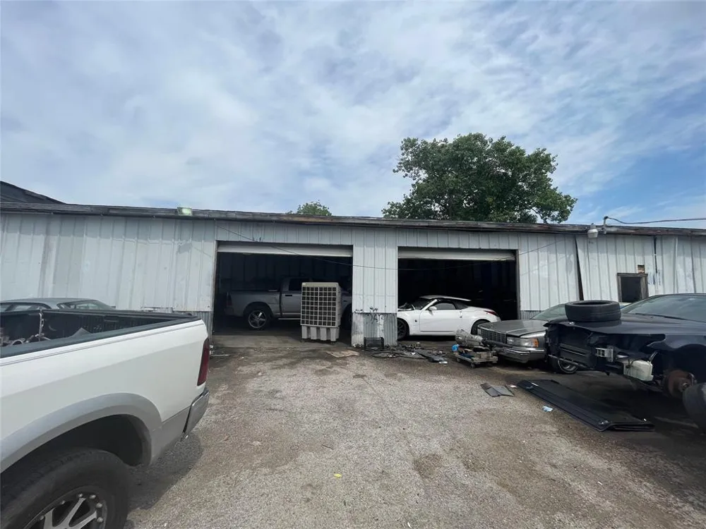 1006 W 6th Street Irving, TX 75060