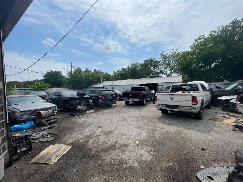 1006 W 6th Street Irving, TX 75060