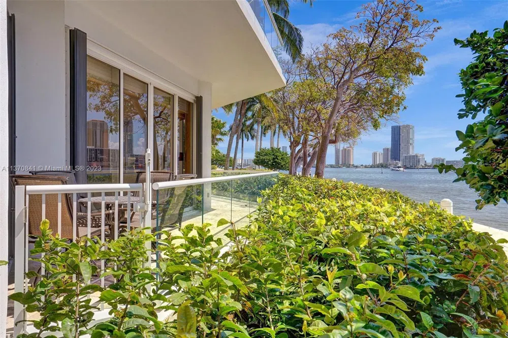 2600 Island Blvd #101 Aventura, FL 33160