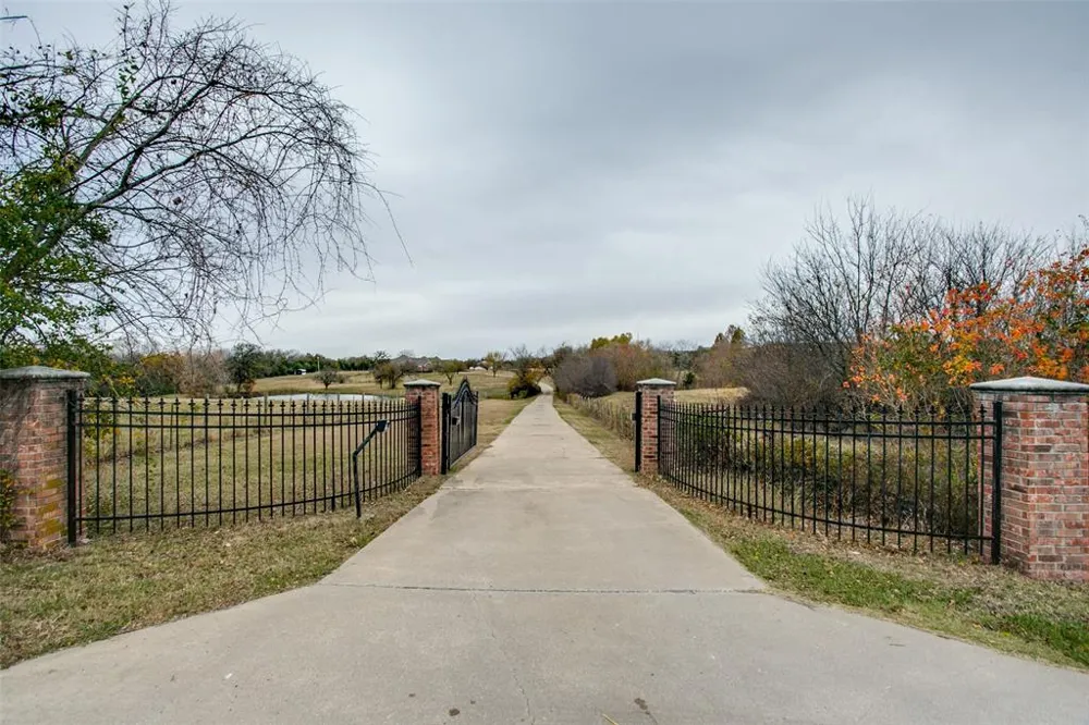 5609 Lyons Road Garland, TX 75043