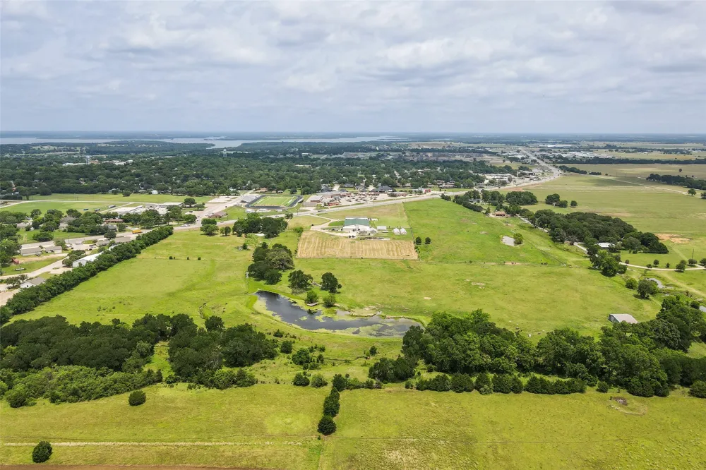 836 S Debbie Lane Pilot Point, TX 76258