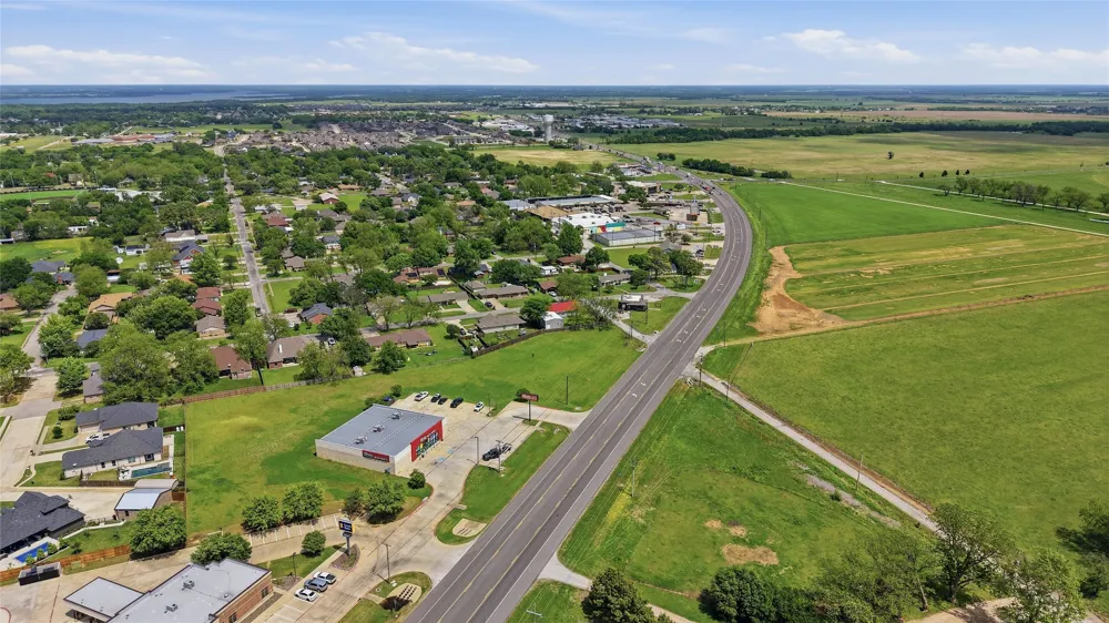 836 S Debbie Lane Pilot Point, TX 76258