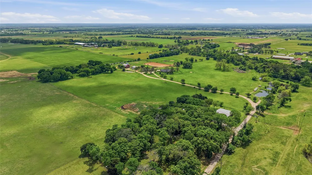 836 S Debbie Lane Pilot Point, TX 76258