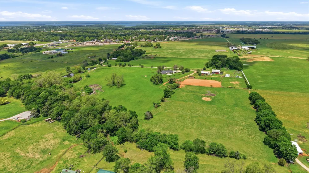 836 S Debbie Lane Pilot Point, TX 76258