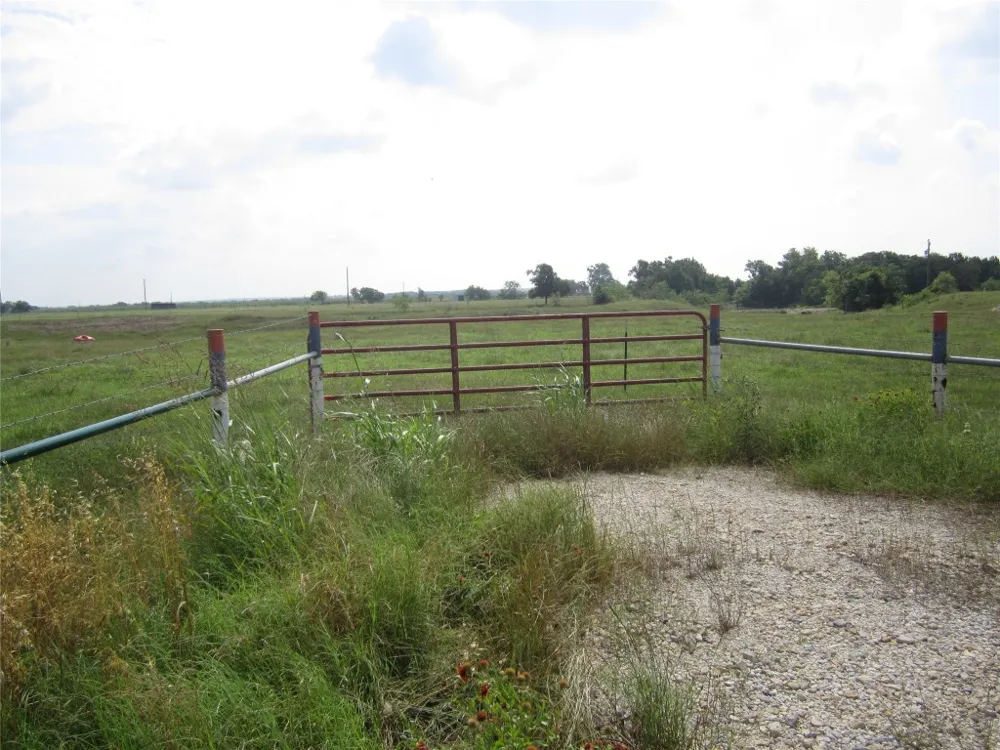 1602 County Road 470 Coupland, TX 78615
