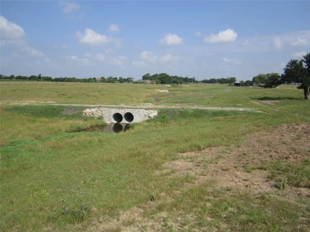 1602 County Road 470 Coupland, TX 78615