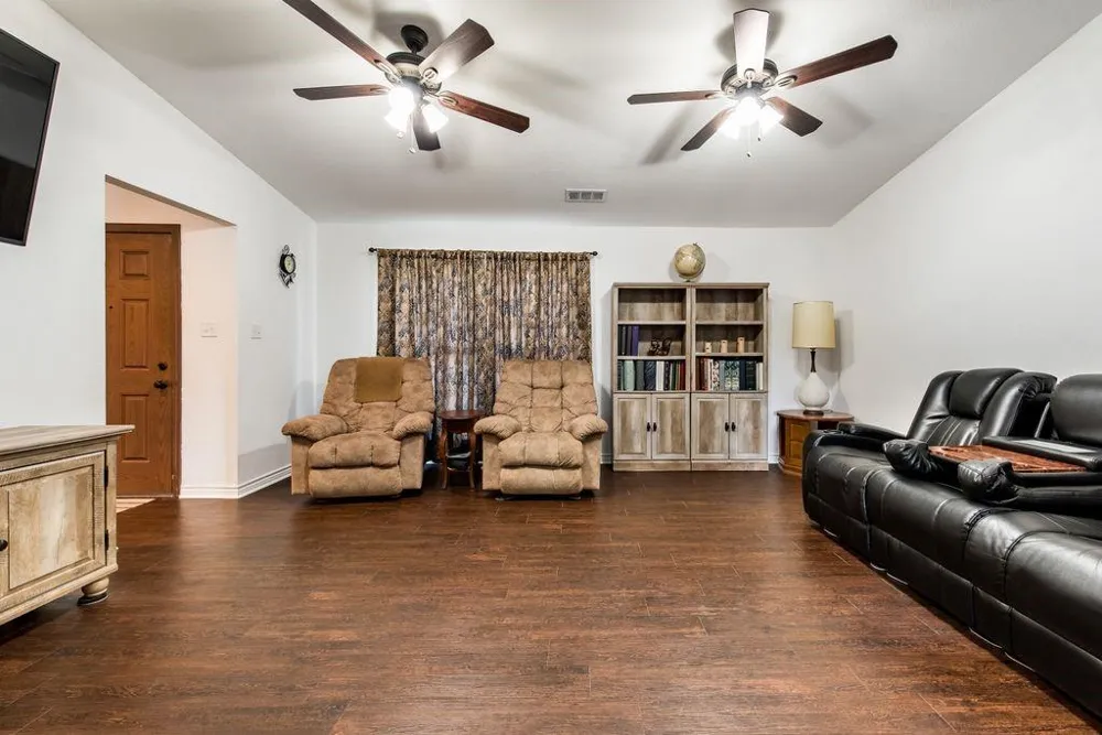 8302 Chesham Drive Rowlett, TX 75088