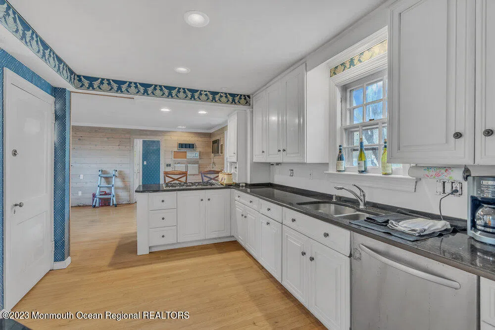 911 Middletown Lincroft Road Middletown, NJ 07748