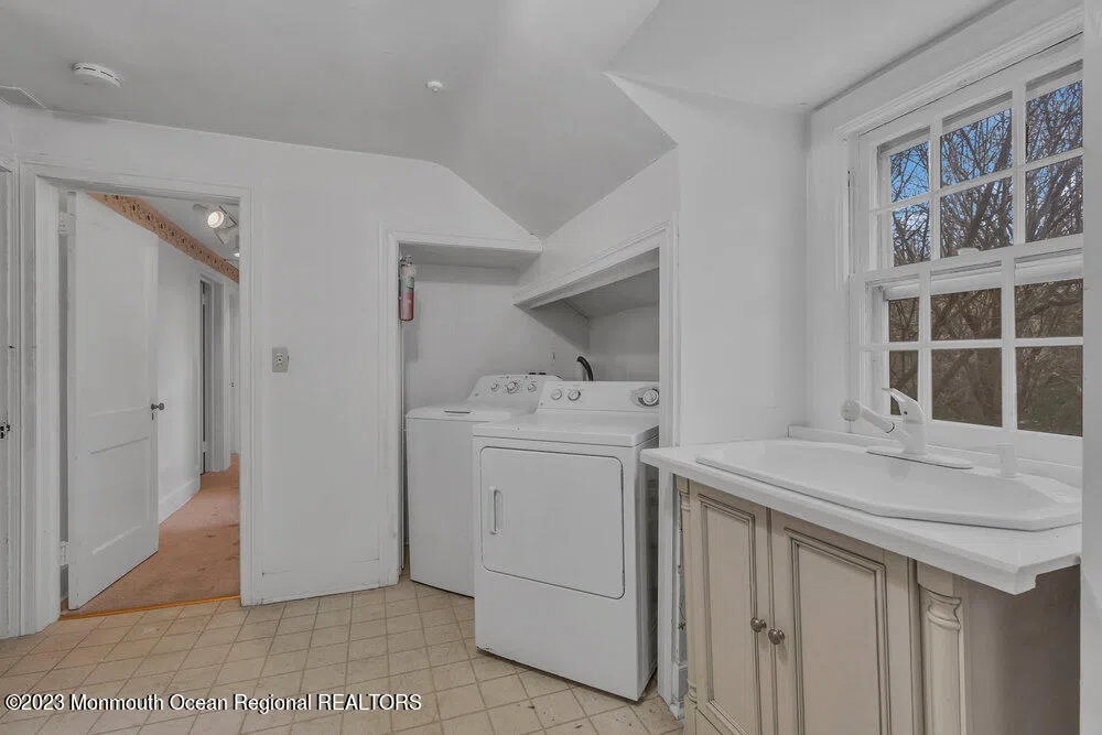 911 Middletown Lincroft Road Middletown, NJ 07748
