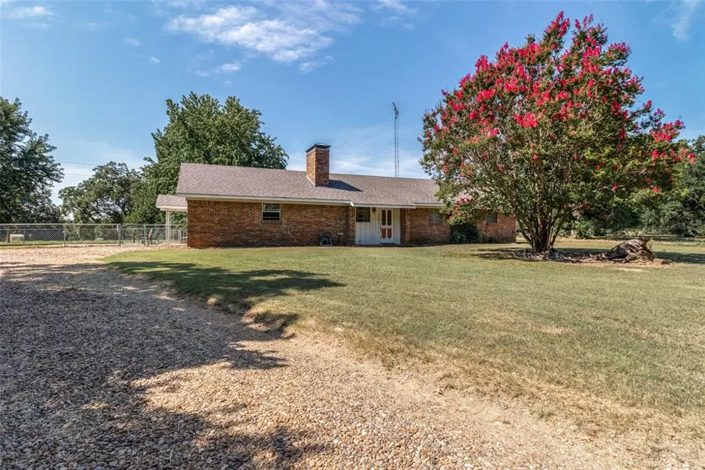 2102 County Road 2610 Bonham, TX 75418