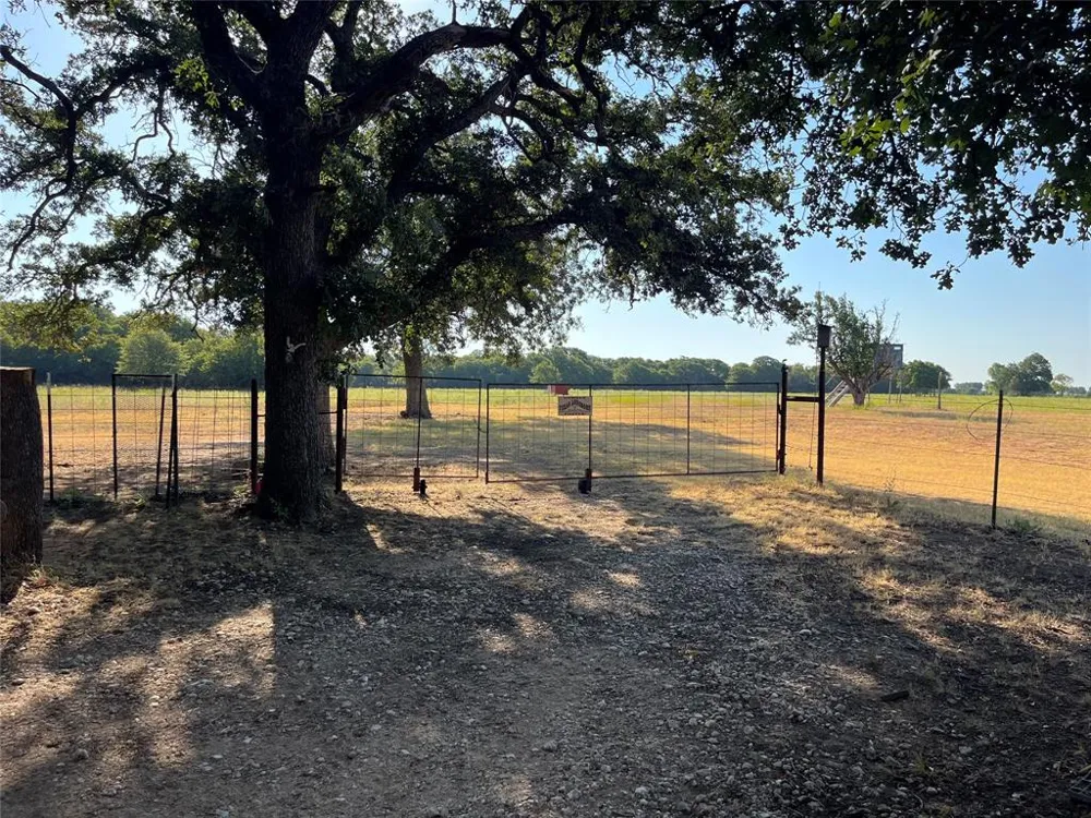 207 County Road 125 Comanche, TX 76442