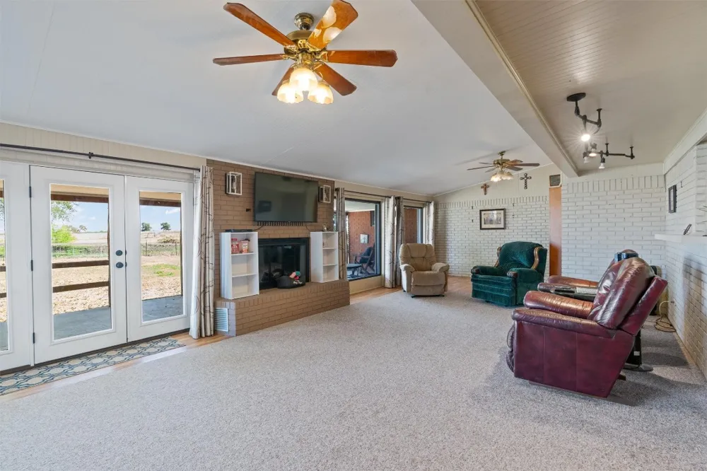 323 County Road 450 Thorndale, TX 76577
