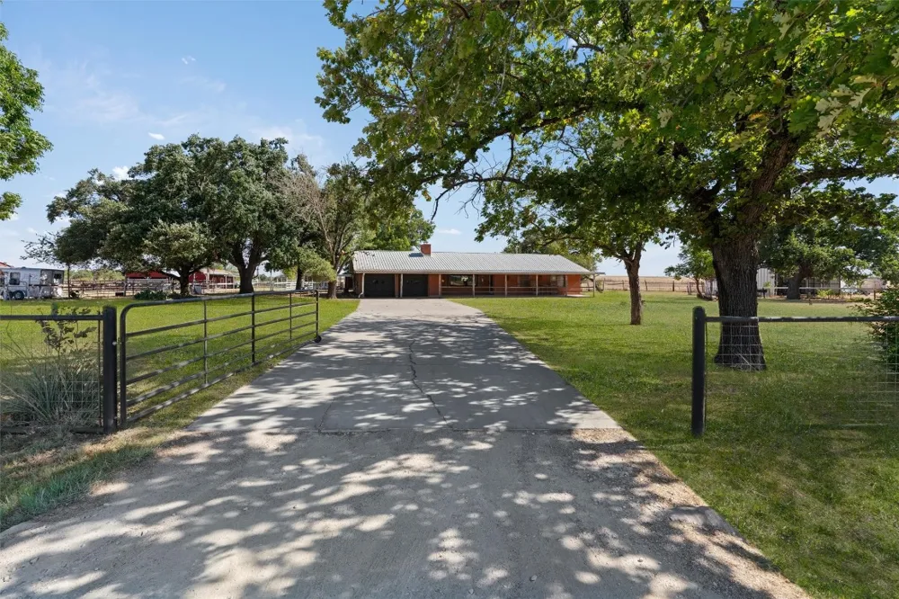 323 County Road 450 Thorndale, TX 76577