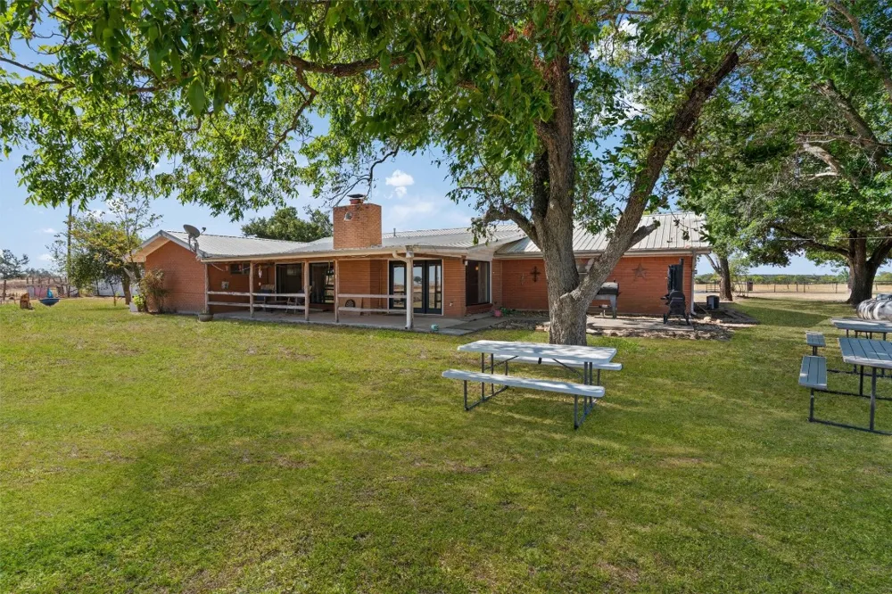 323 County Road 450 Thorndale, TX 76577