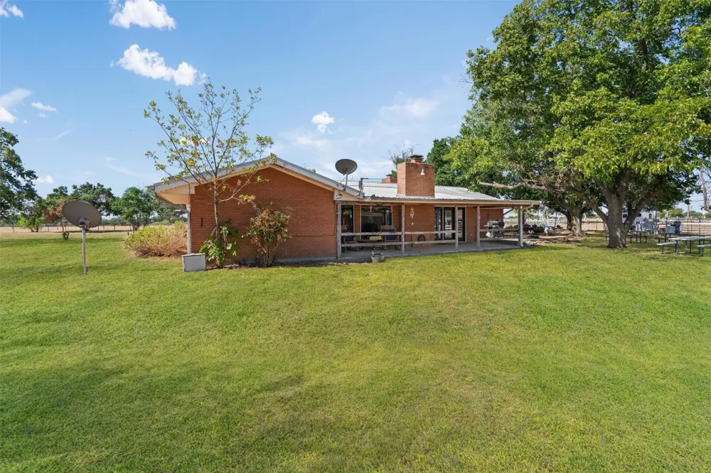 323 County Road 450 Thorndale, TX 76577