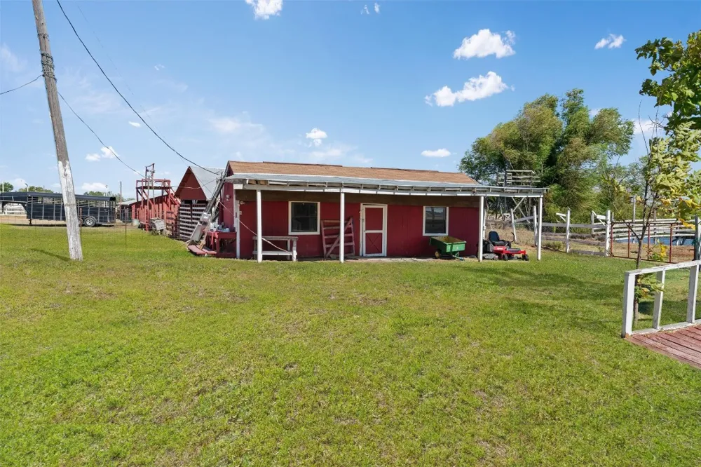 323 County Road 450 Thorndale, TX 76577