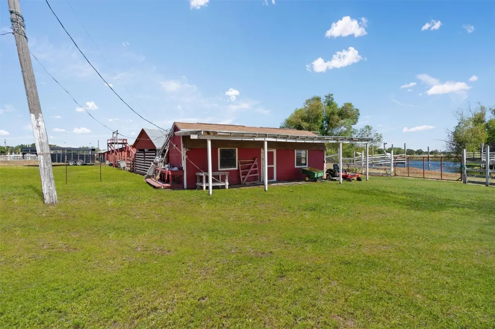 323 County Road 450 Thorndale, TX 76577