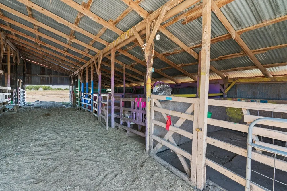 323 County Road 450 Thorndale, TX 76577