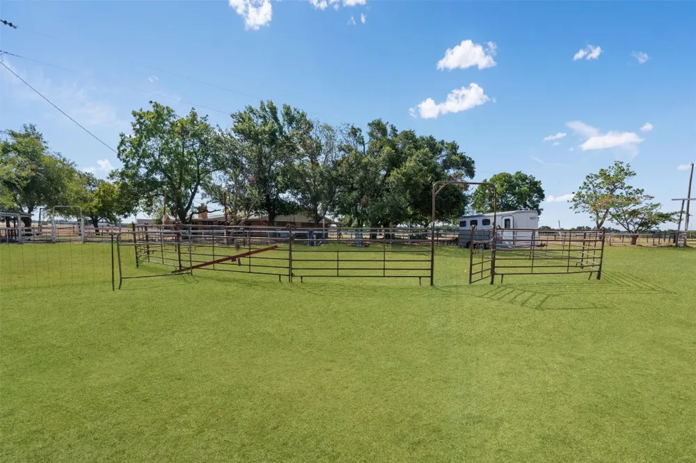 323 County Road 450 Thorndale, TX 76577