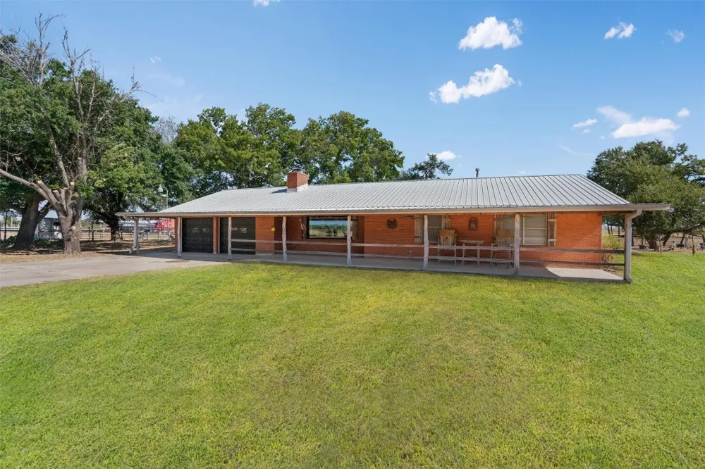 323 County Road 450 Thorndale, TX 76577