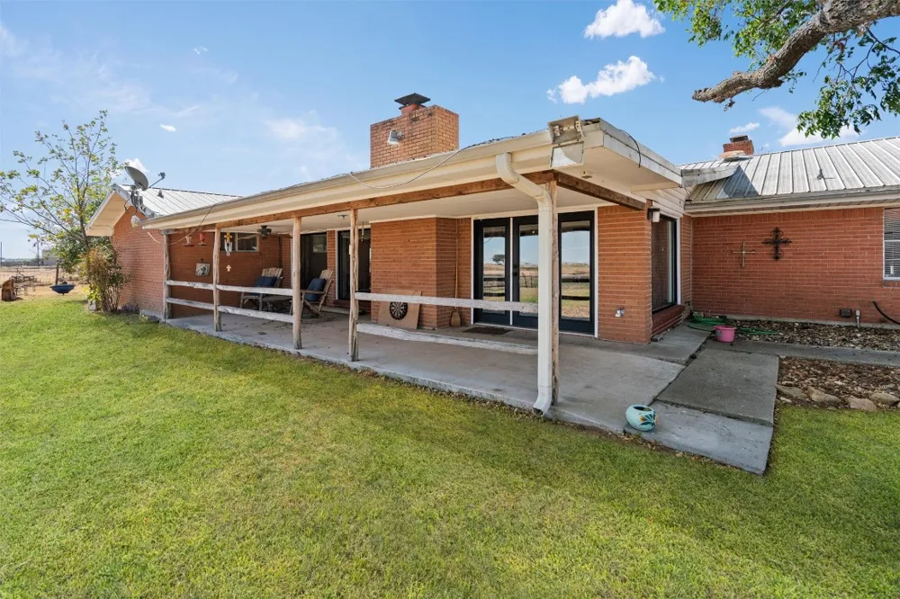 323 County Road 450 Thorndale, TX 76577