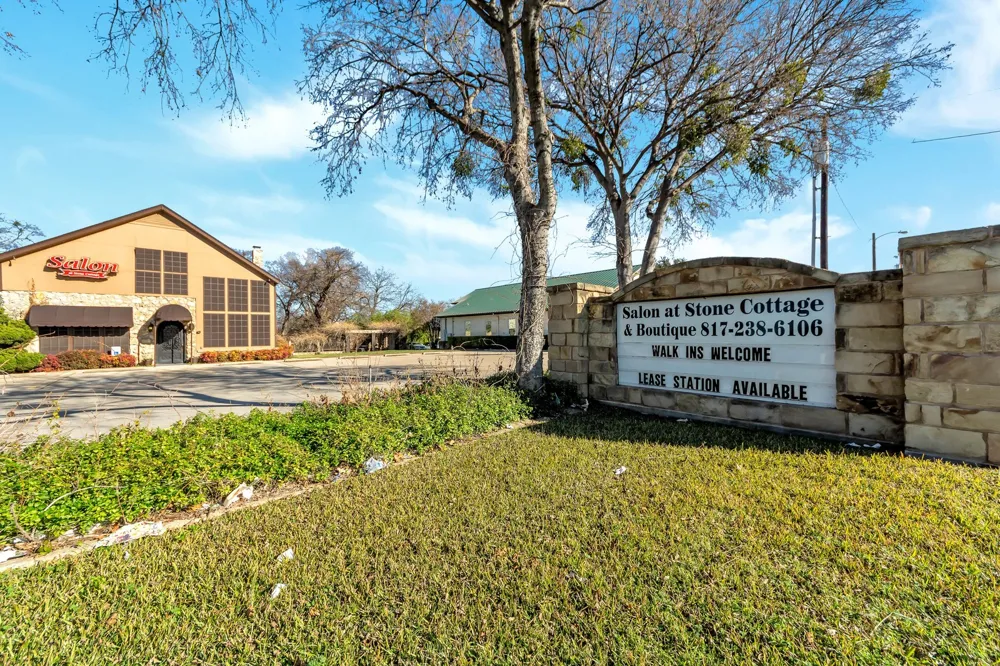 6712 Azle Avenue Lake Worth, TX 76135