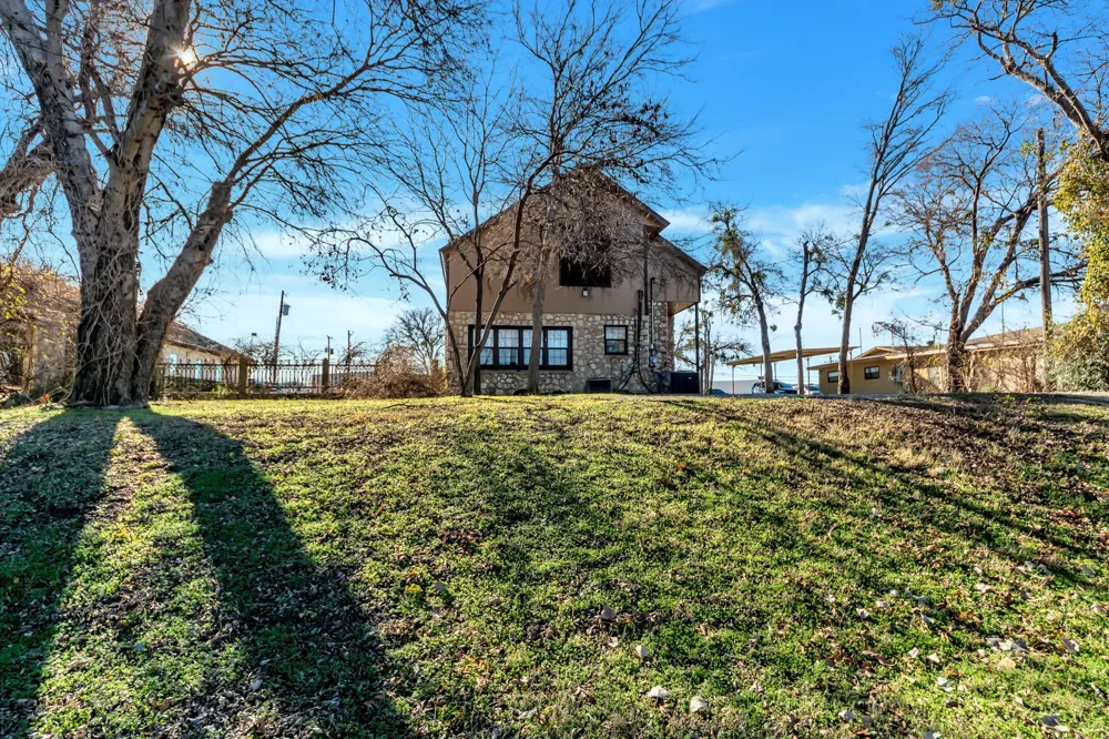 6712 Azle Avenue Lake Worth, TX 76135
