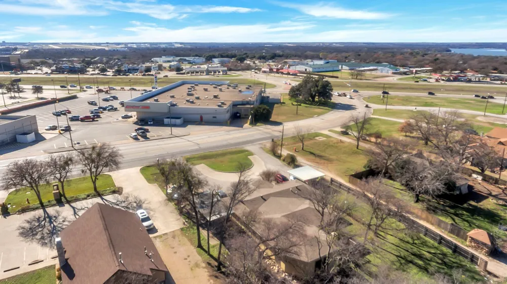 6712 Azle Avenue Lake Worth, TX 76135
