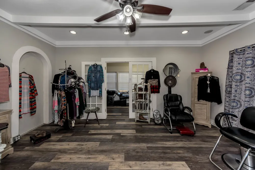 6712 Azle Avenue Lake Worth, TX 76135
