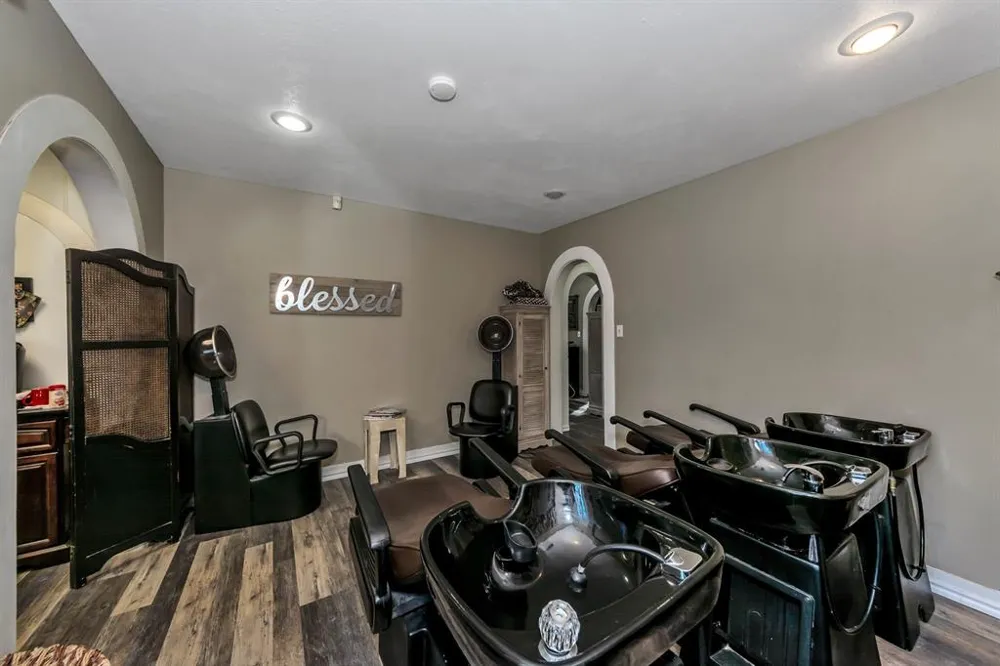 6712 Azle Avenue Lake Worth, TX 76135