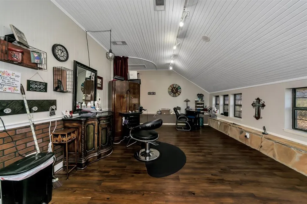 6712 Azle Avenue Lake Worth, TX 76135