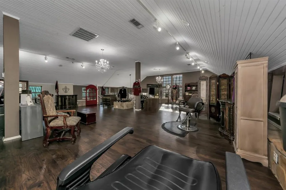6712 Azle Avenue Lake Worth, TX 76135