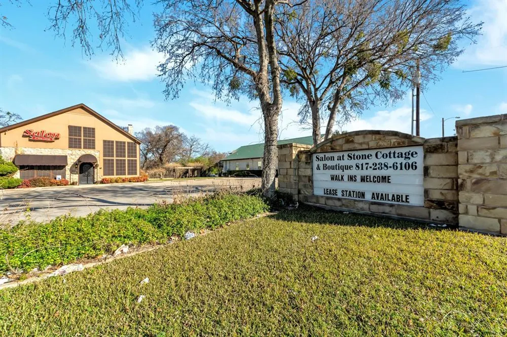 6712 Azle Avenue Lake Worth, TX 76135