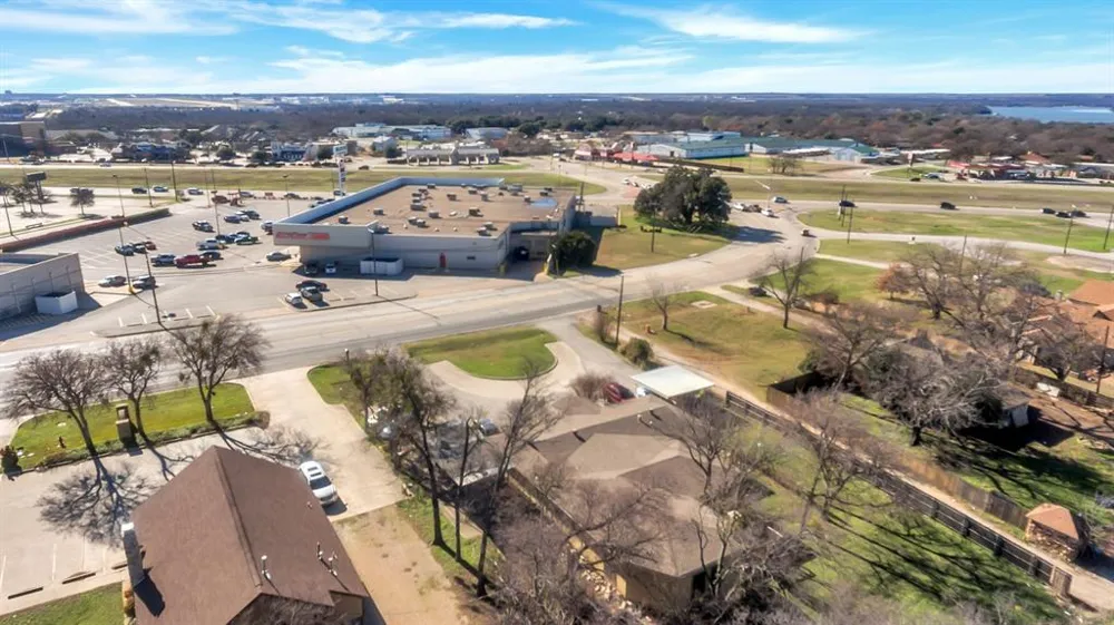 6712 Azle Avenue Lake Worth, TX 76135