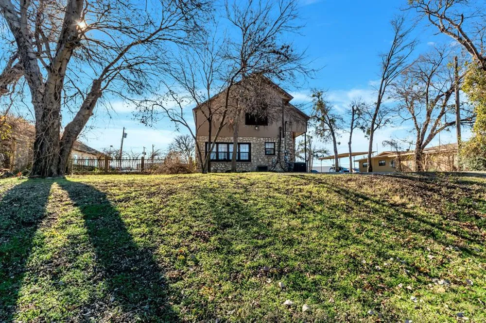 6712 Azle Avenue Lake Worth, TX 76135