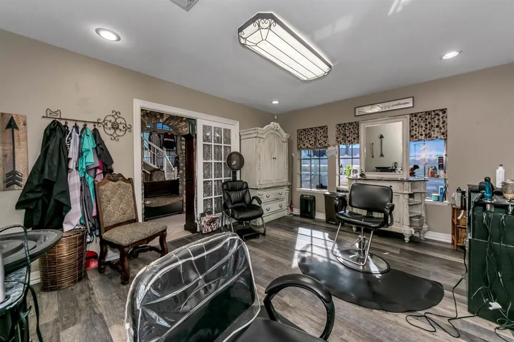 6712 Azle Avenue Lake Worth, TX 76135