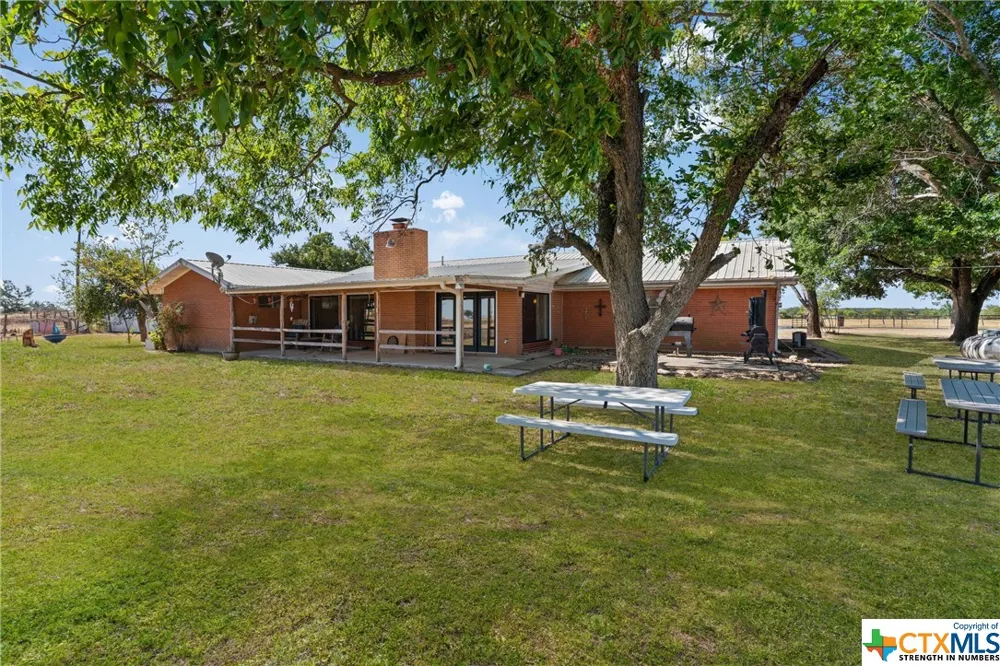 323 County Road 450 Thorndale, TX 76577