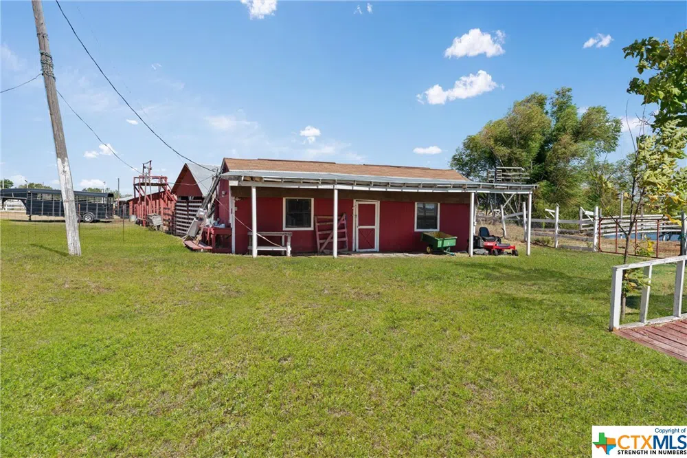 323 County Road 450 Thorndale, TX 76577