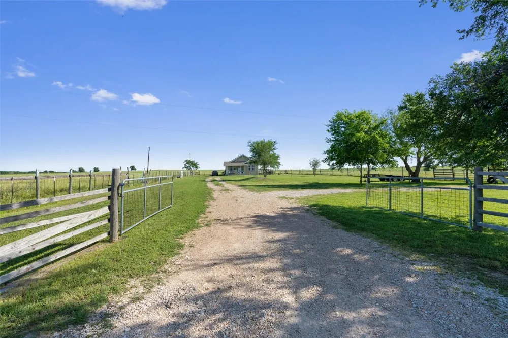 459 County Road 450 Thorndale, TX 76577