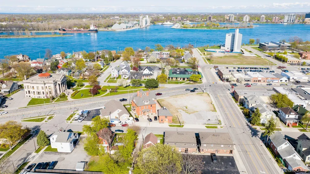 805 PINE GROVE AVENUE Port Huron City, MI 48060