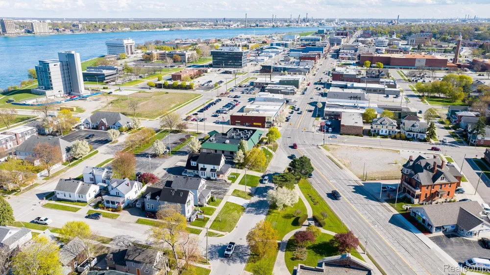 805 PINE GROVE AVENUE Port Huron City, MI 48060