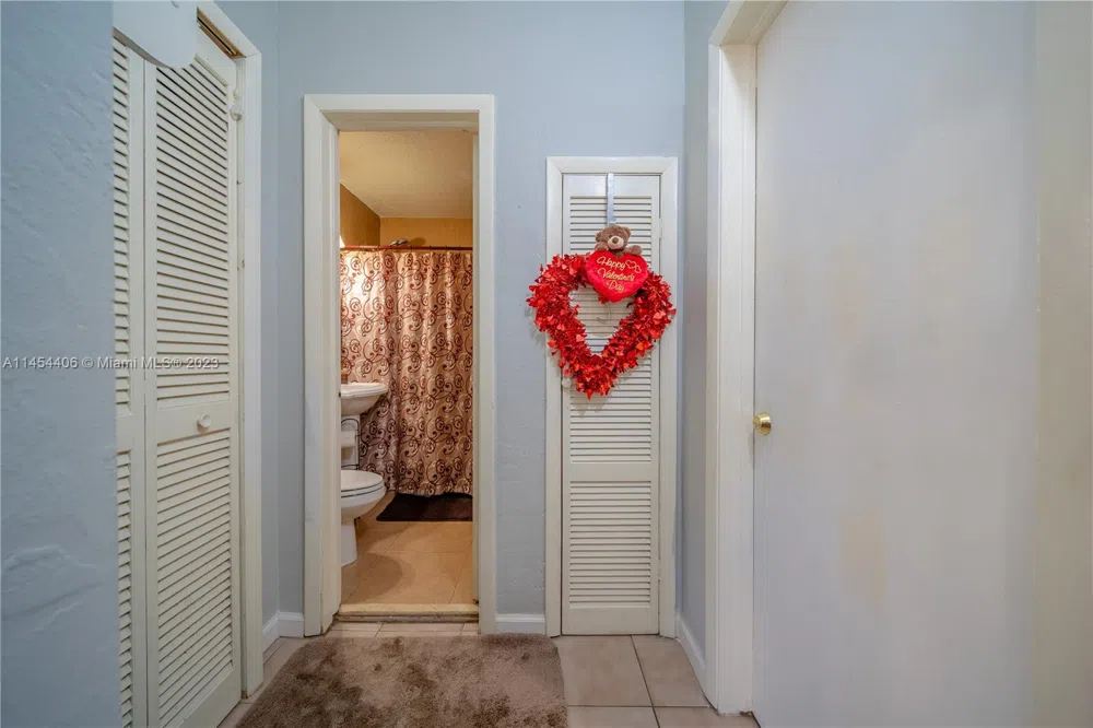 925 E 29th St Hialeah, FL 33013