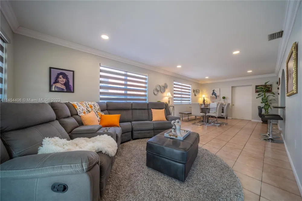925 E 29th St Hialeah, FL 33013
