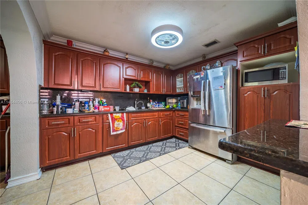 925 E 29th St Hialeah, FL 33013