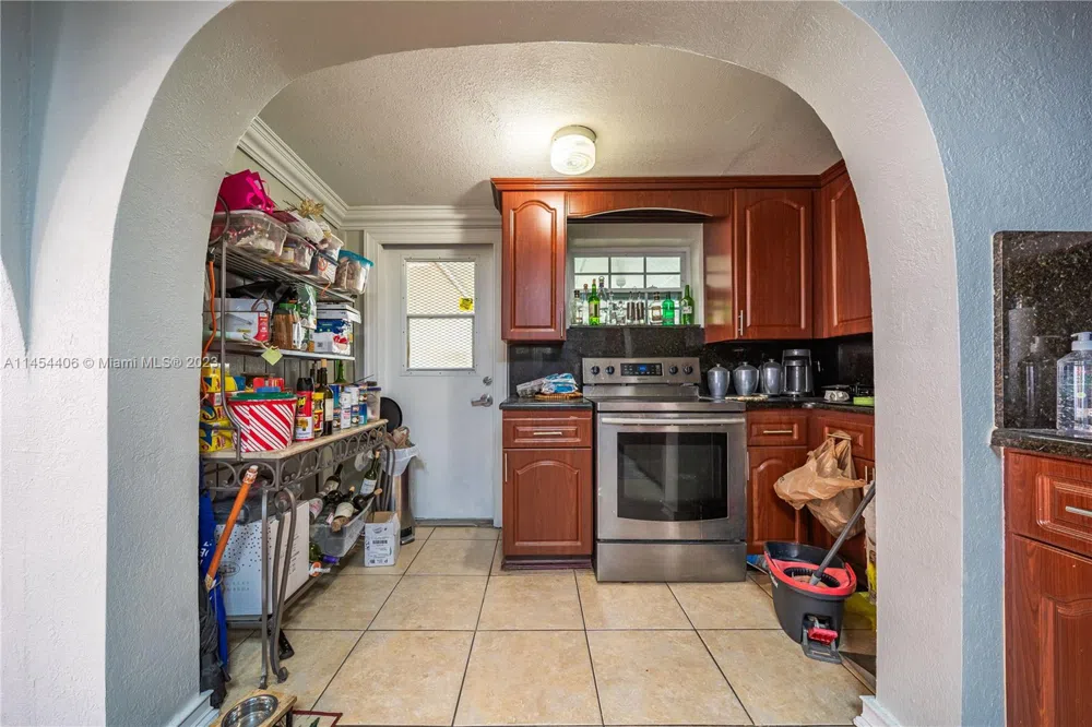 925 E 29th St Hialeah, FL 33013